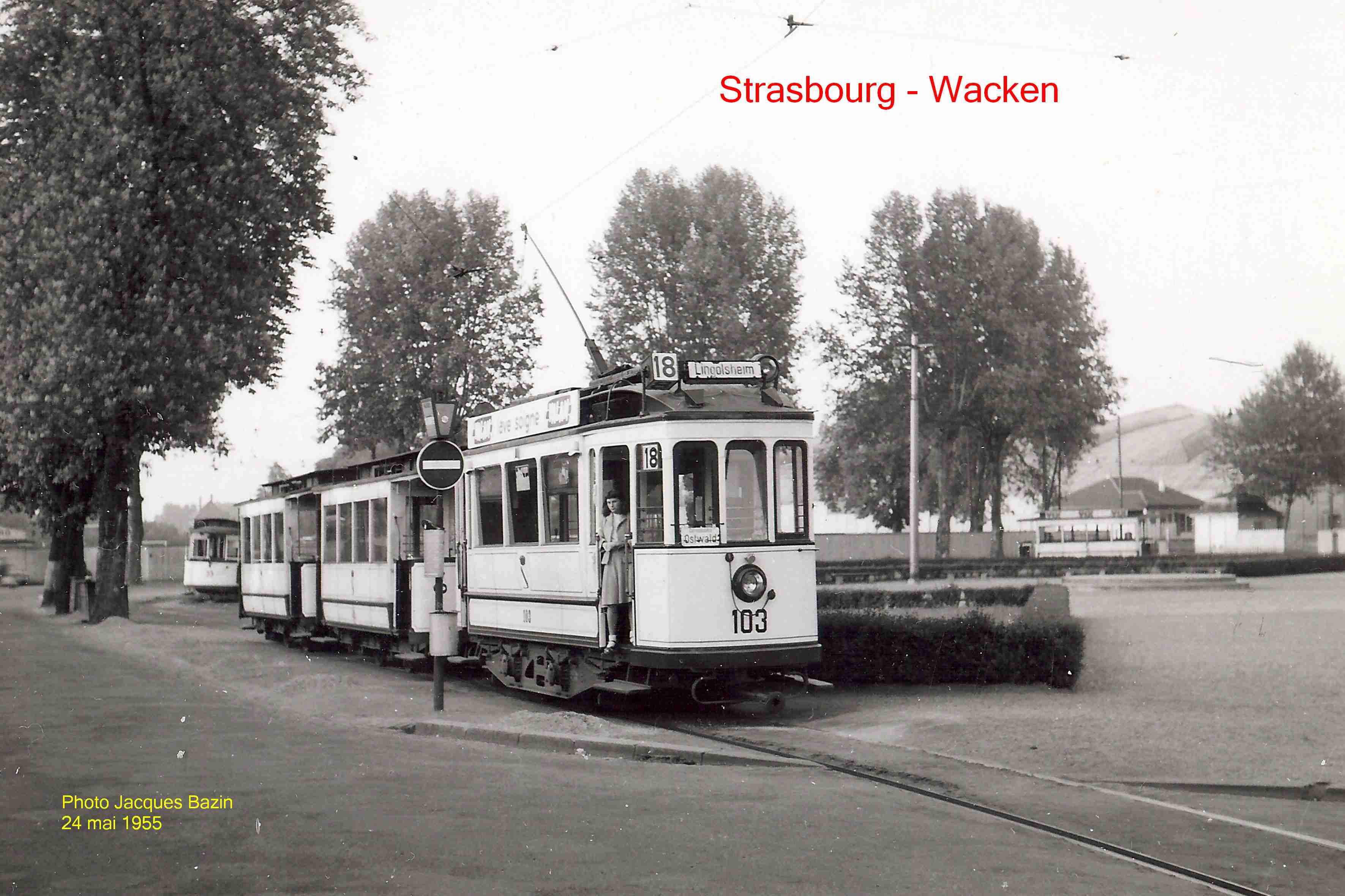 La motrice n� 103 et deux remoques stationnent au terminus du Wacken.